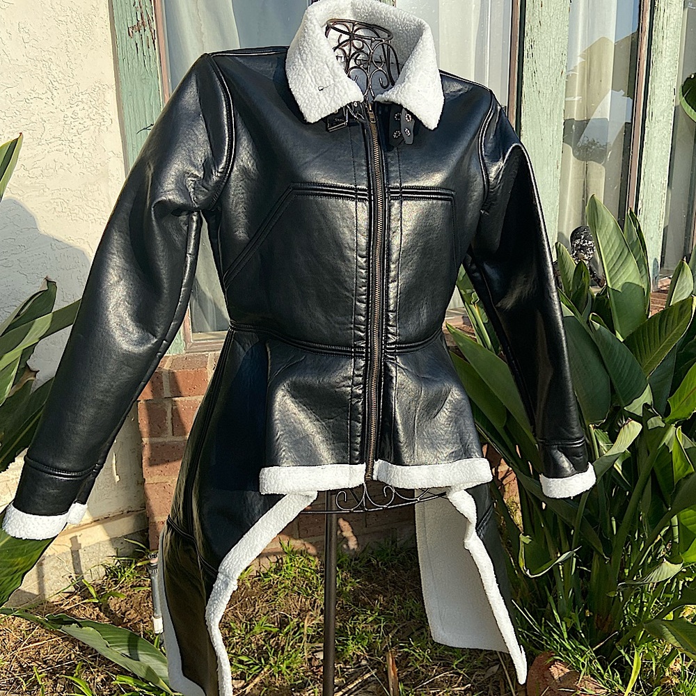 Unknown branded Women's Contrast Fuzzy Trim Zip Up Coat.
